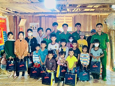 Tết thiếu nhi cùng các em nhỏ làng đồng bào dân tộc thiểu số xã Cát Sơn, Cát Lâm