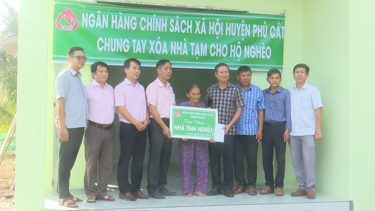 PGD Ngân hàng CSXH Phù Cát trao tặng nhà tình nghĩa cho hộ nghèo 