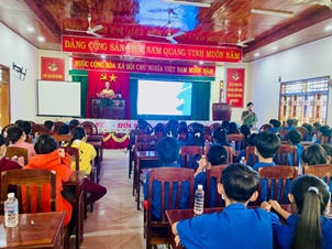 Đoàn thanh niên Công an huyện tổ chức tuyên truyền, phổ biến pháp luật và hướng dẫn kích hoạt tài khoản định danh điện tử tại xã Cát Khánh